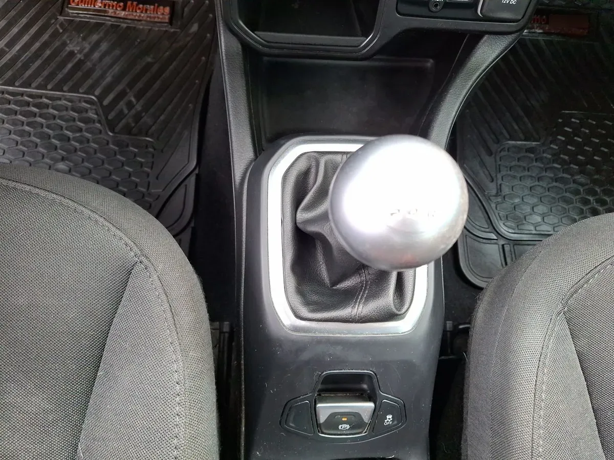 Jeep Renegade 1.8 Sport Lx 4x2 Radio 5 Mt 5p año 2019