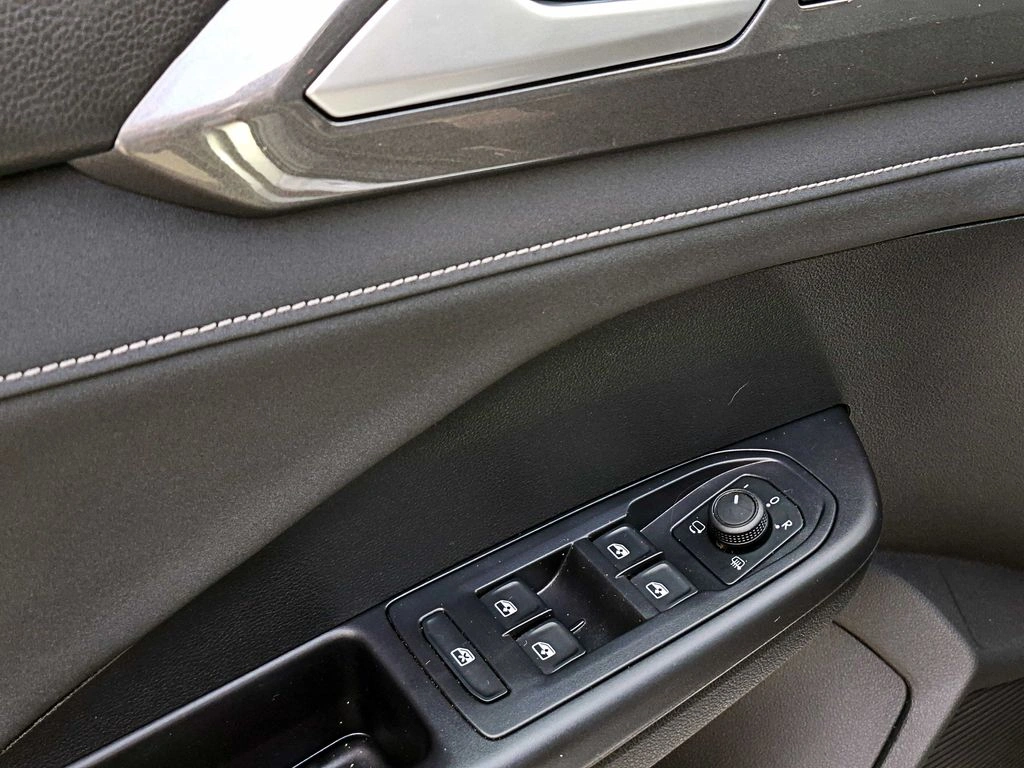 Volkswagen Taos Tsi 4x2 1.4 At año 2024
