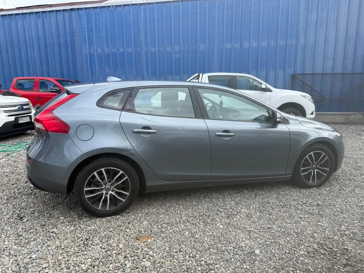 VOLVO V40 2.0 D2 Momentum Mt Diesel año 2019
