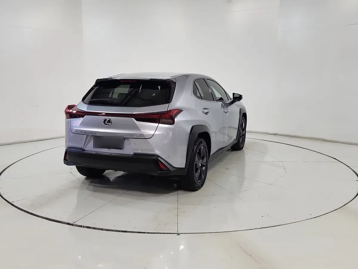 LEXUS UX200  año 2024