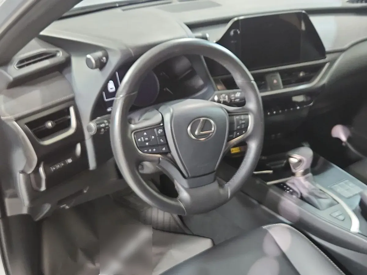 LEXUS UX200  año 2024