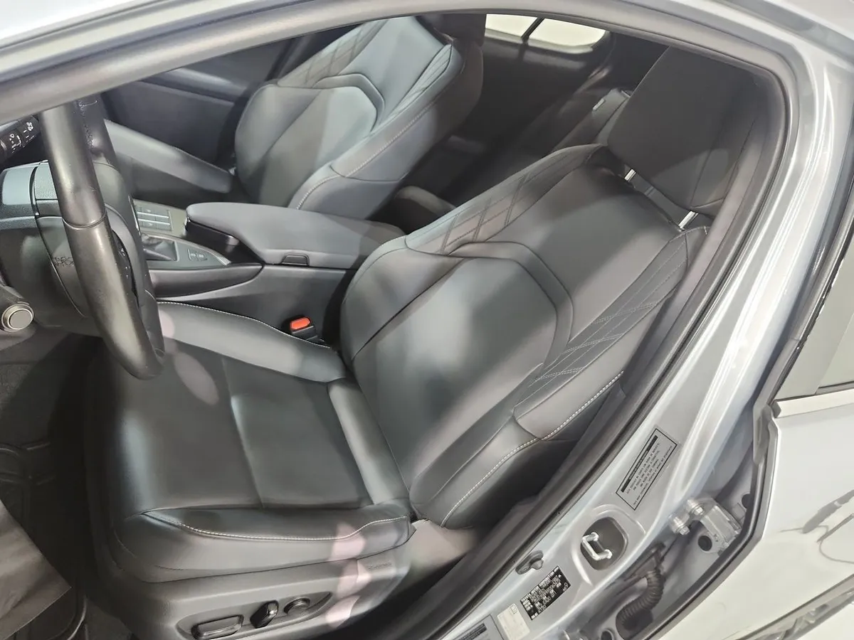 LEXUS UX200  año 2024