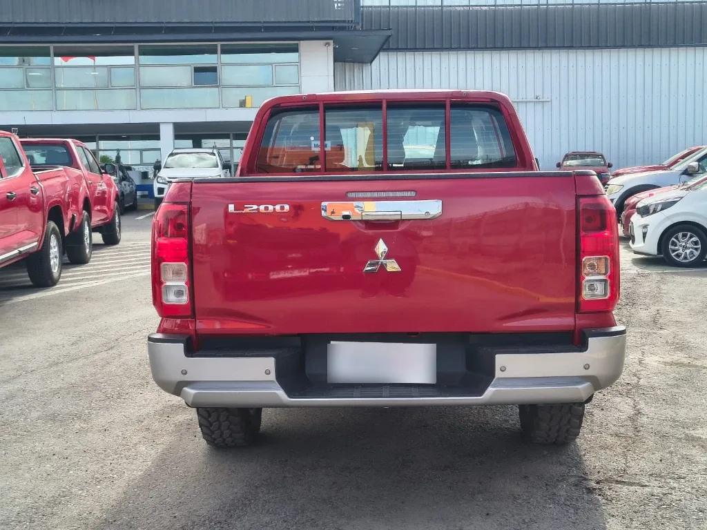 Mitsubishi L200 Katana D/c 2.4 Tdi Mt Xrt 4x4 año 2024
