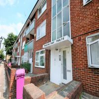 2 Bedroom For Sale in E1 4EN - PRIVATE GATED GARAGE - LONG LEASE - EXCEPTIONAL TRANSPORT LINKS