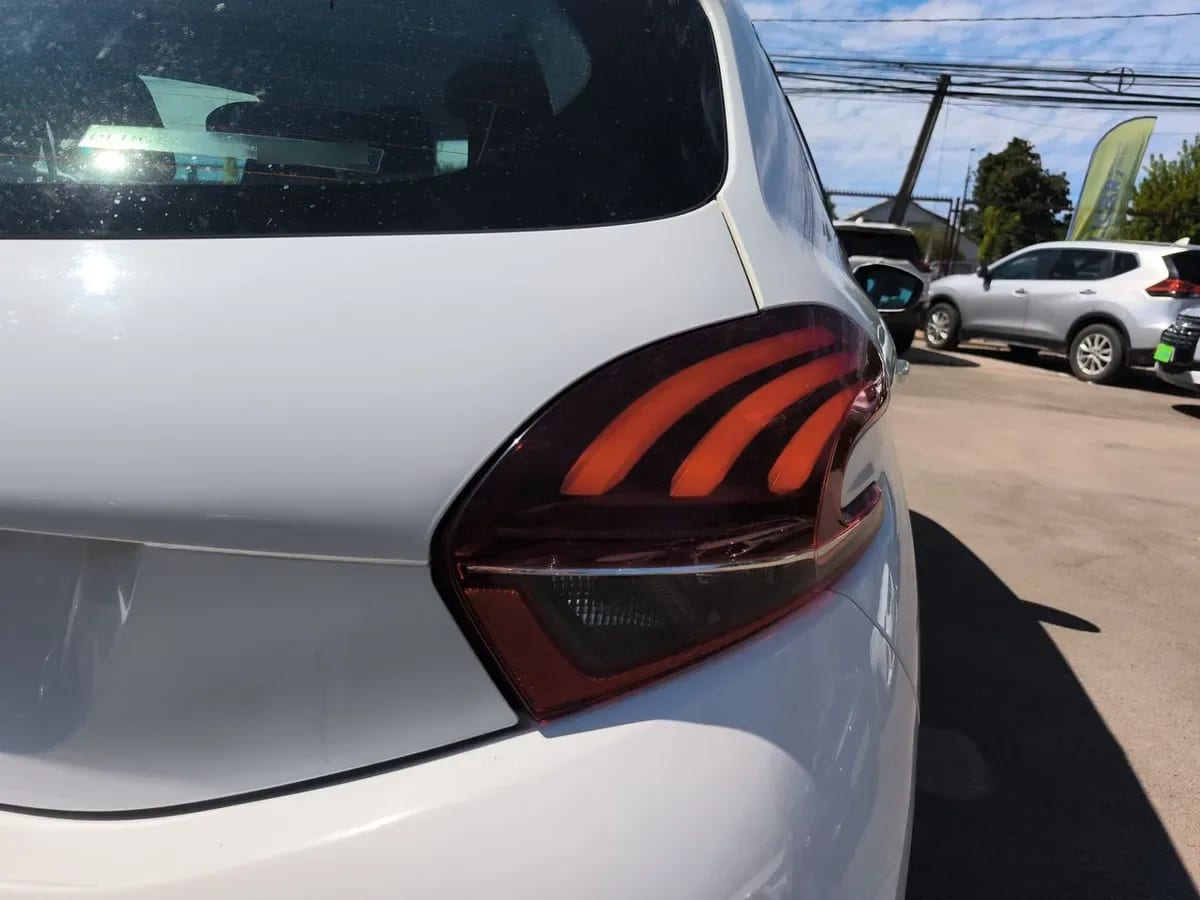 Peugeot 208 1.2 Active Pack Puretech 4x2 Hb 82hp E6 Mt 5p año 2018
