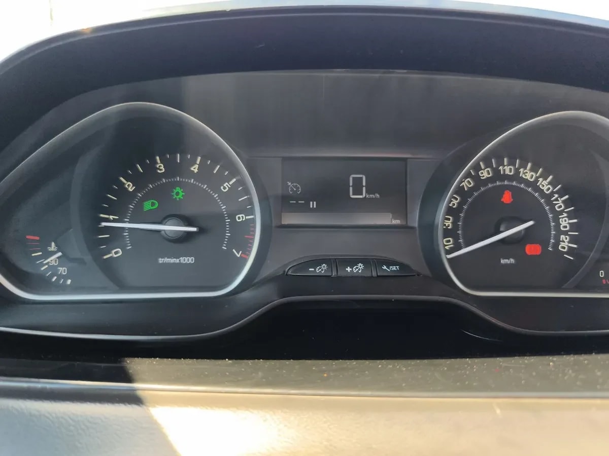 Peugeot 208 1.2 Active Pack Puretech 4x2 Hb 82hp E6 Mt 5p año 2018