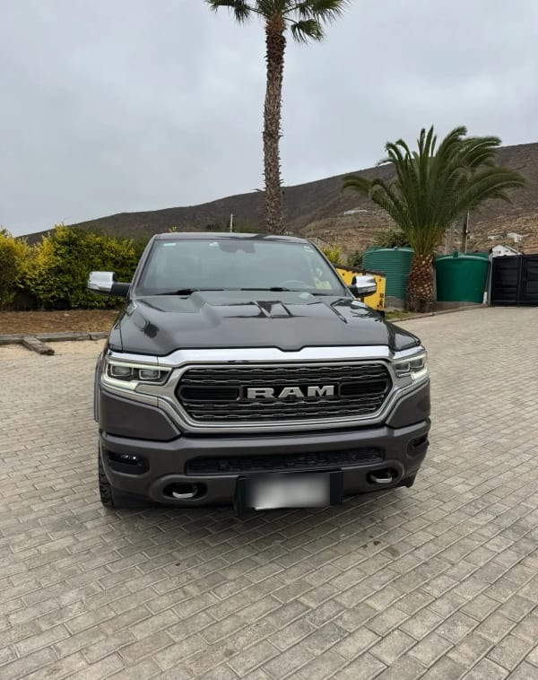 RAM 1500 5.7 Crew Cab Limited At 4x4 año 2022