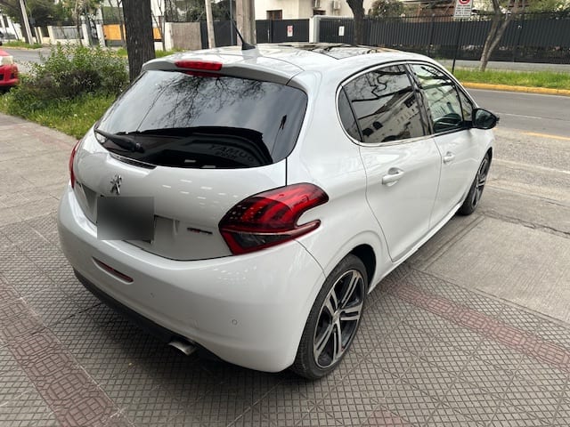 PEUGEOT 208 1.2 Active Pack Puretech 110 Hp E6 At año 2017