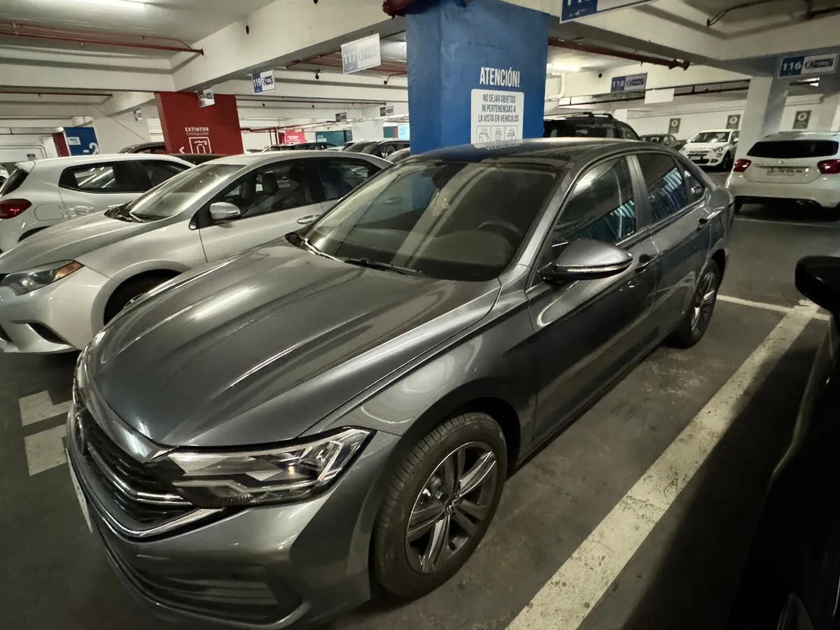 VOLKSWAGEN JETTA 1.4 Comfortline Sky At año 2024