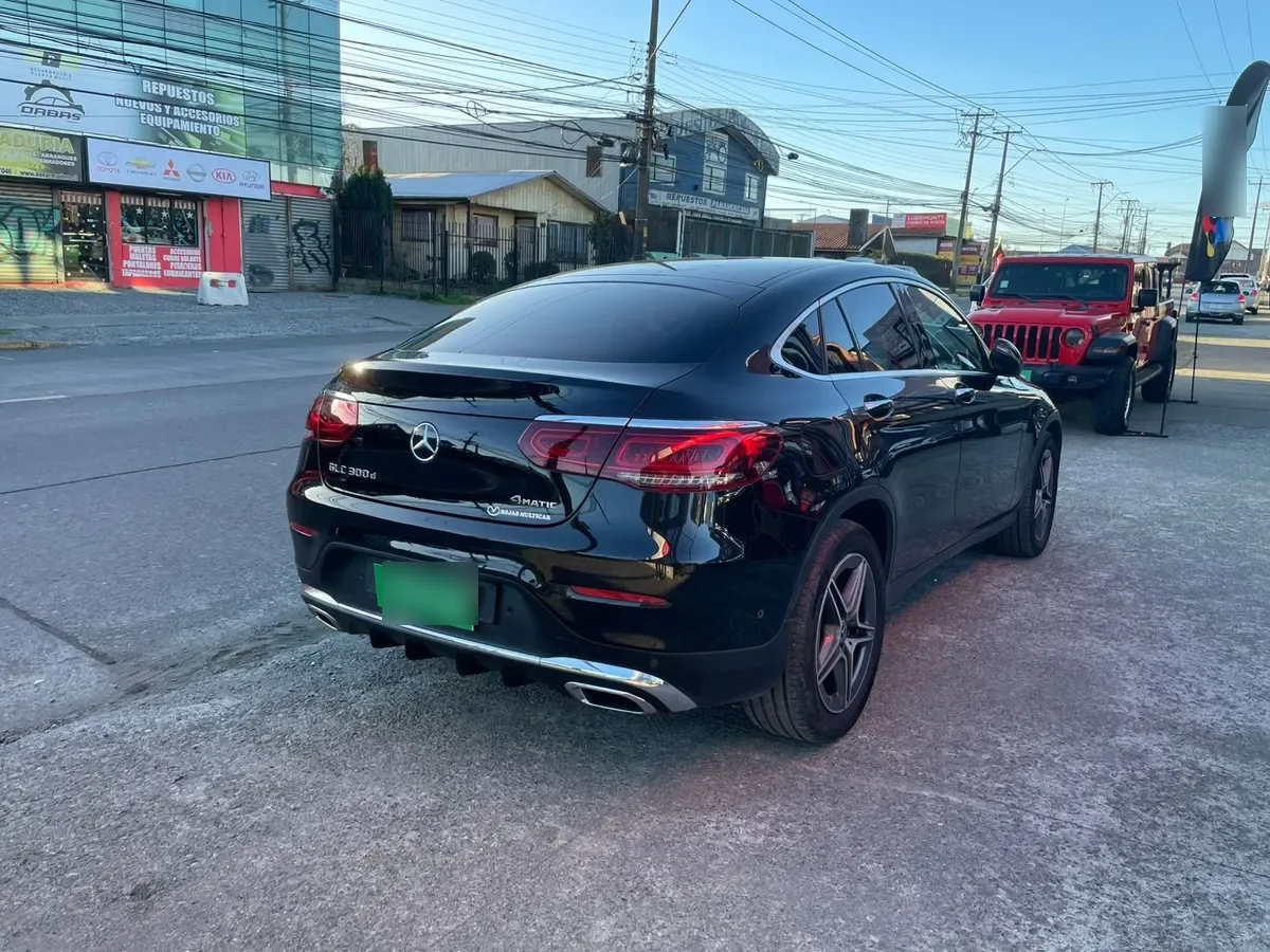 MERCEDES BENZ GLC 300 2.0 At año 2020