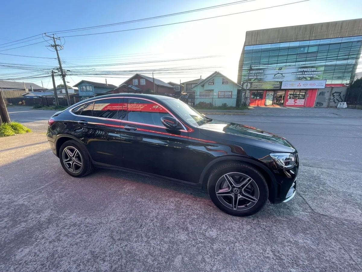 MERCEDES BENZ GLC 300 2.0 At año 2020
