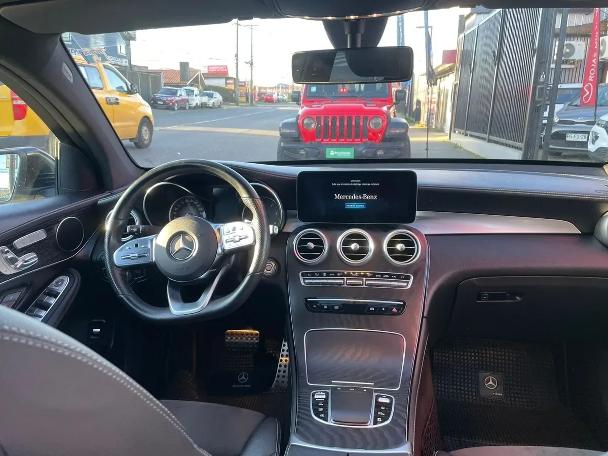 MERCEDES BENZ GLC 300 2.0 At año 2020