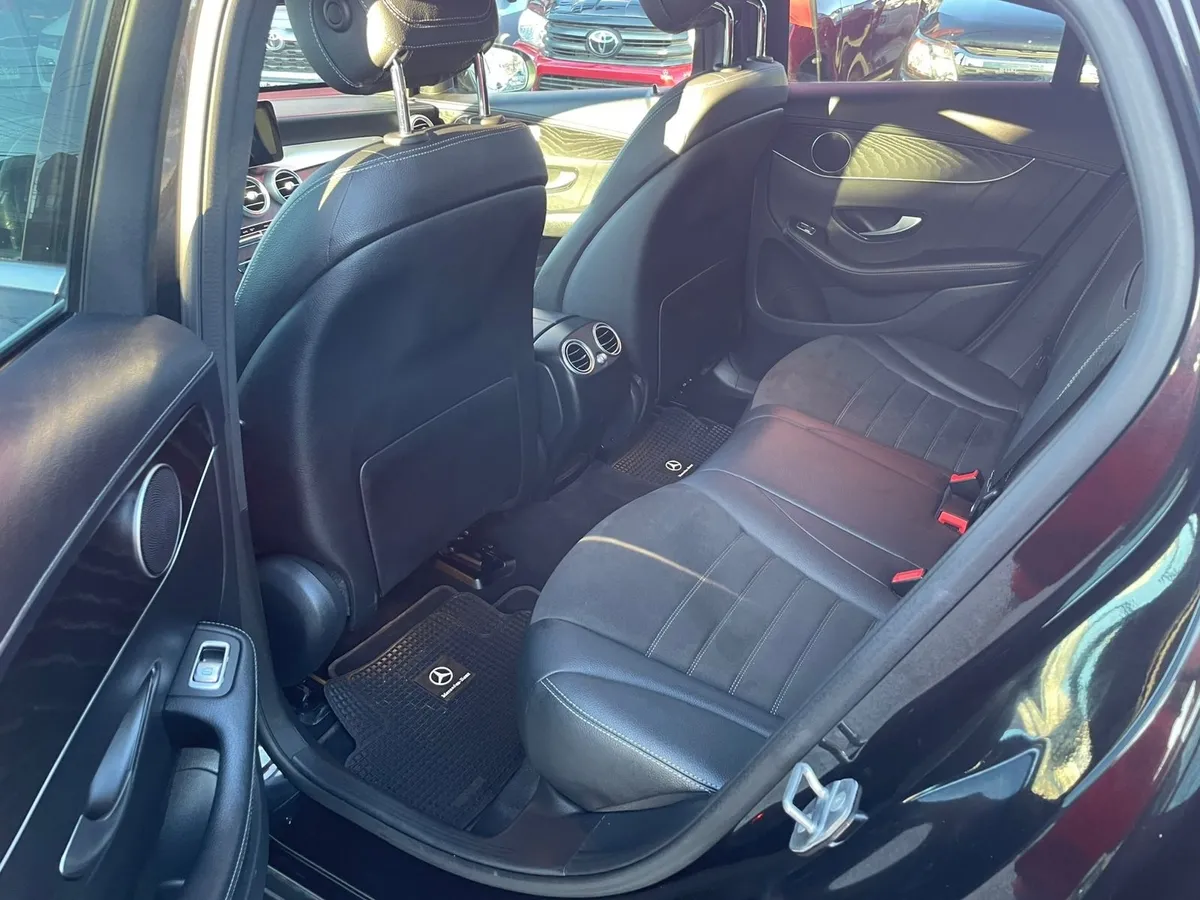 MERCEDES BENZ GLC 300 2.0 At año 2020
