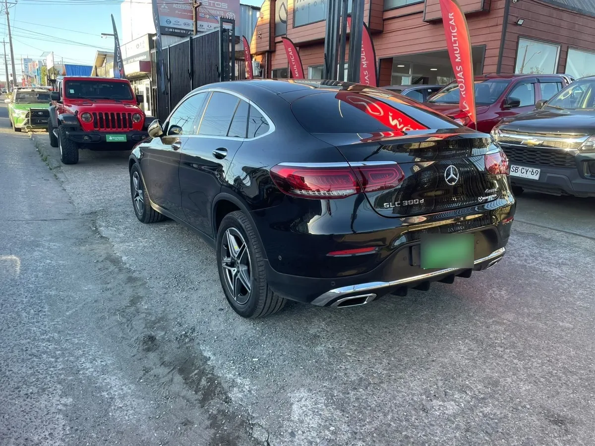 MERCEDES BENZ GLC 300 2.0 At año 2020