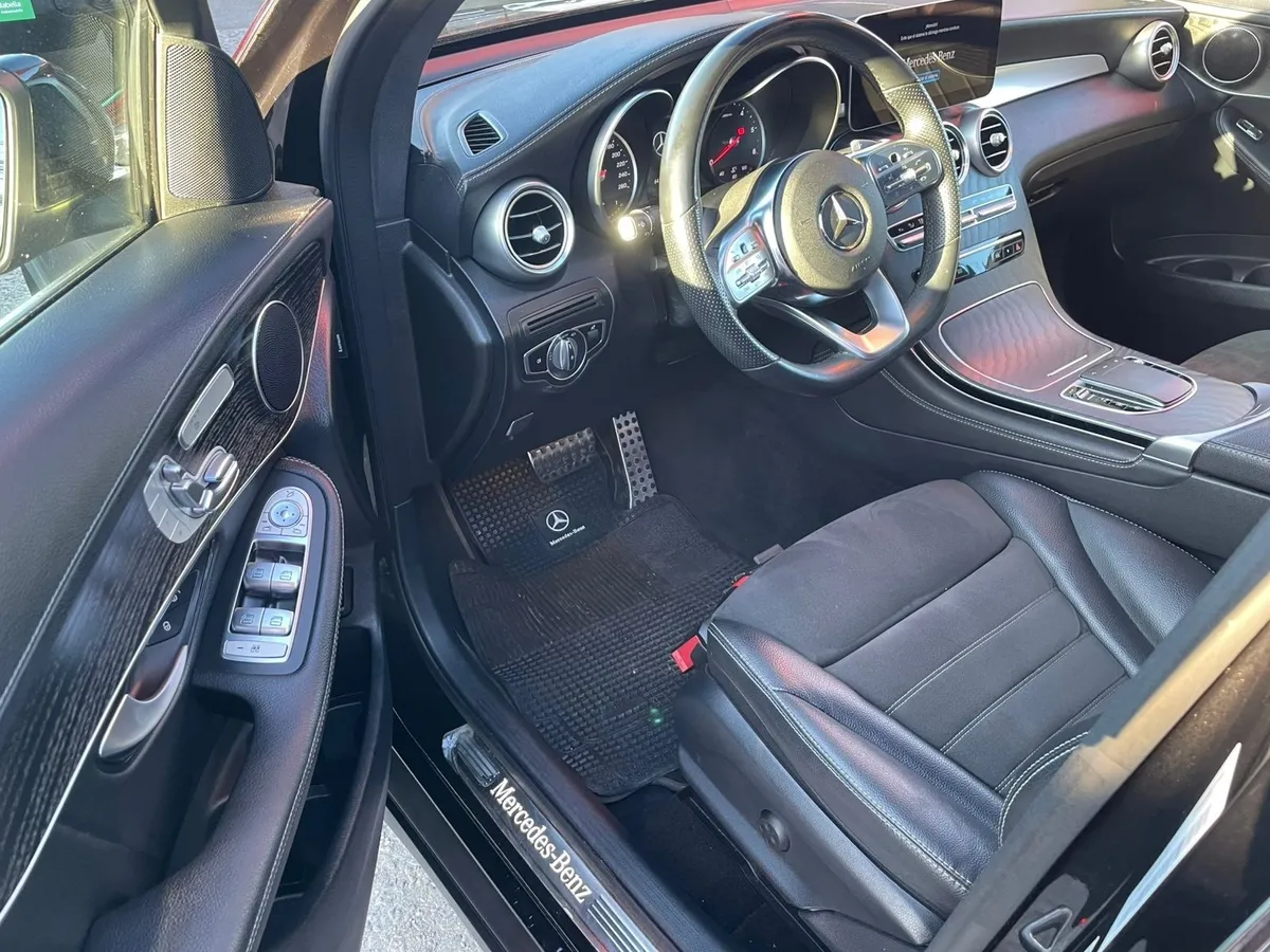 MERCEDES BENZ GLC 300 2.0 At año 2020