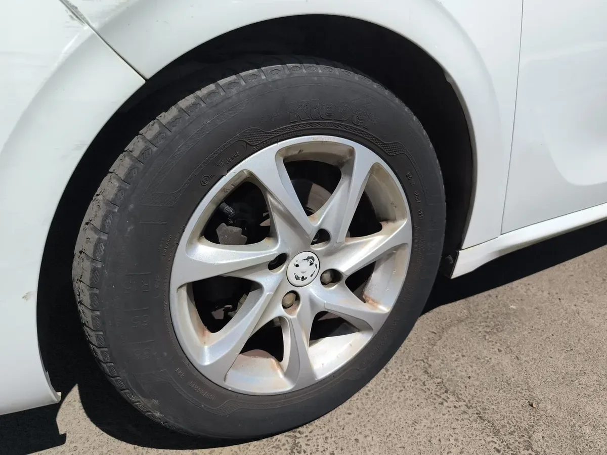 Peugeot 208 1.2 Active Pack Puretech 4x2 Hb 82hp E6 Mt 5p año 2018