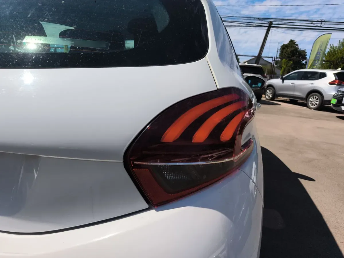 Peugeot 208 1.2 Active Pack Puretech 4x2 Hb 82hp E6 Mt 5p año 2018
