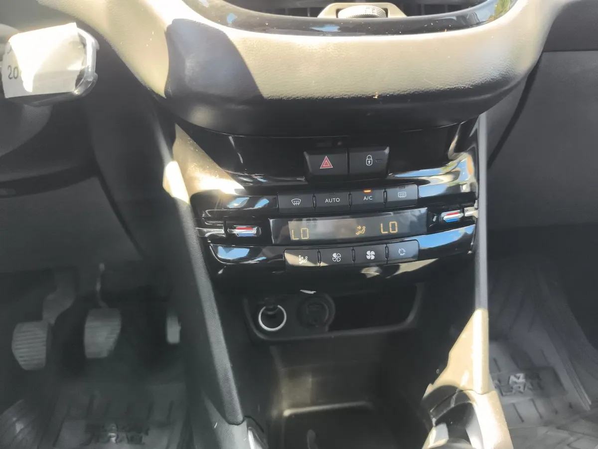 Peugeot 208 1.2 Active Pack Puretech 4x2 Hb 82hp E6 Mt 5p año 2018