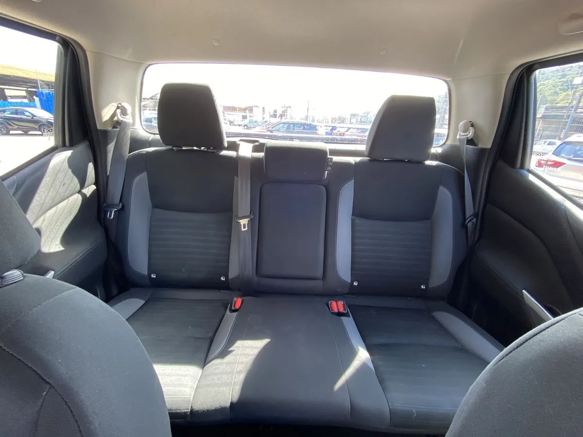 Nissan Navara 2.3d Xe Diesel 4x2 Dob.cab. Mt 4p año 2024