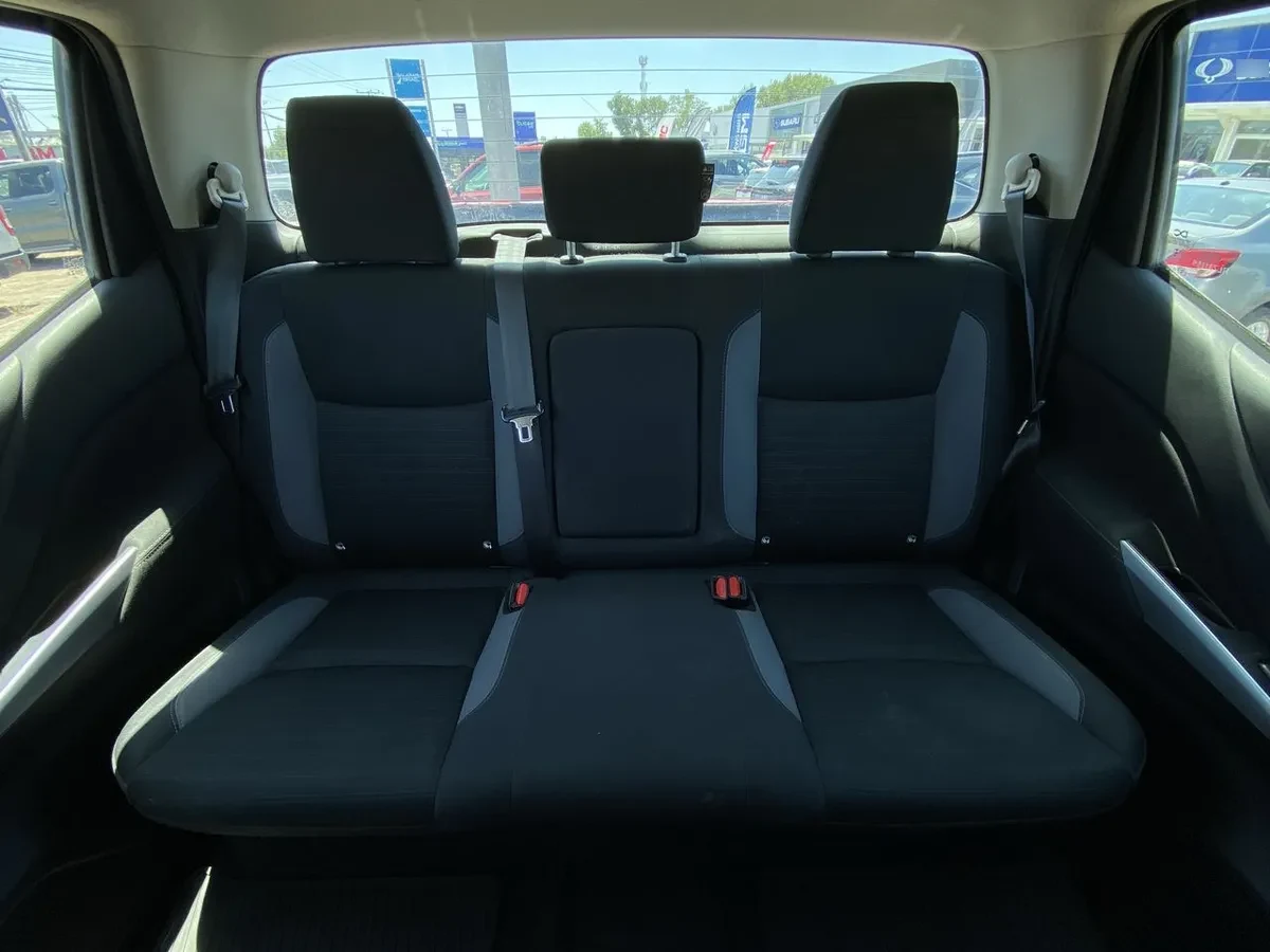Nissan Navara 2.3d Xe Diesel 4x2 Dob.cab. Mt 4p año 2024