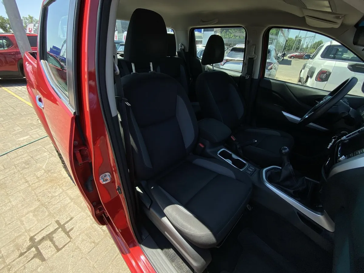 Nissan Navara 2.3d Xe Diesel 4x2 Dob.cab. Mt 4p año 2024