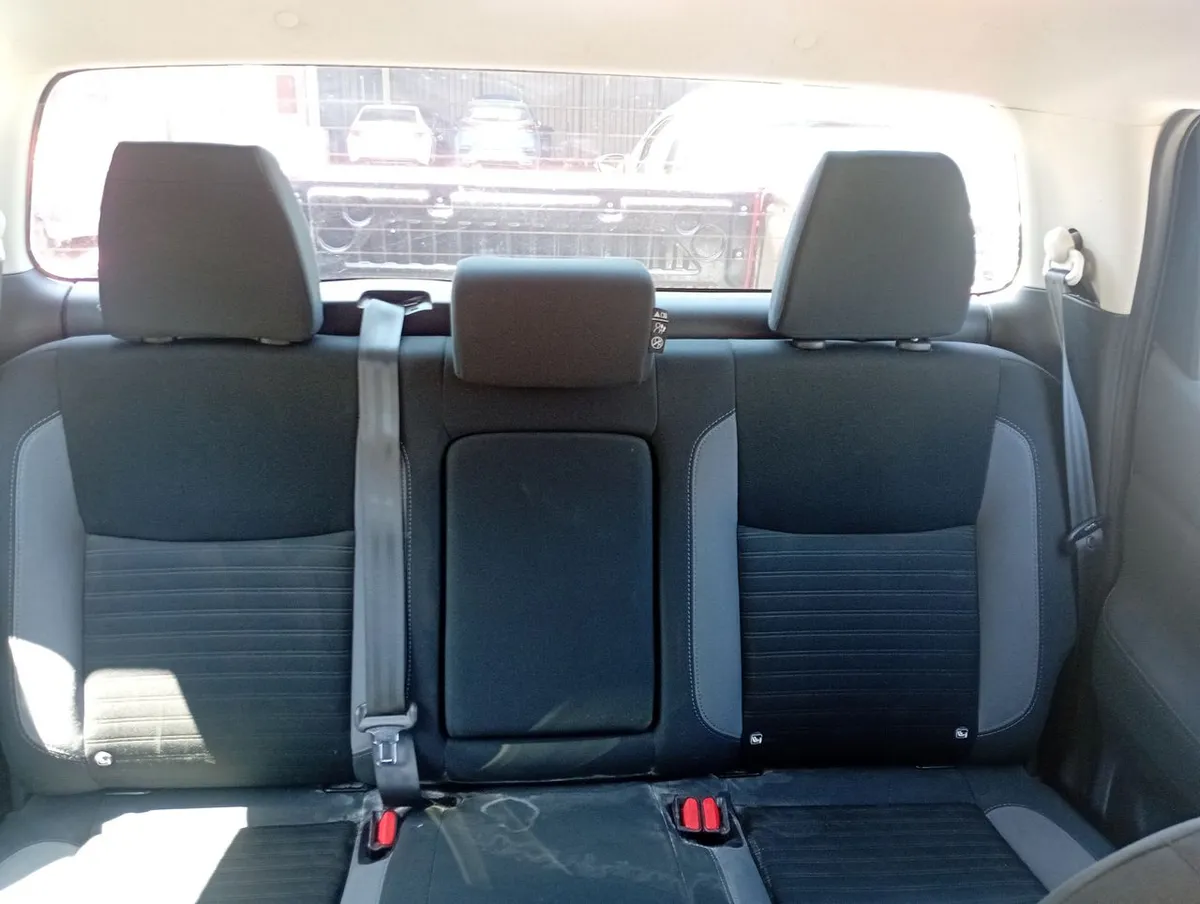 Nissan Navara 2.3d Xe Diesel 4x2 Dob.cab. Mt 4p año 2024