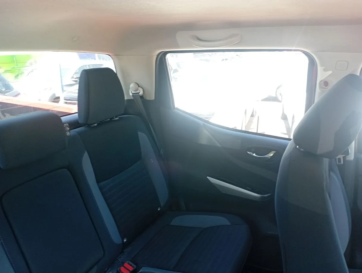 Nissan Navara 2.3d Xe Diesel 4x2 Dob.cab. Mt 4p año 2024