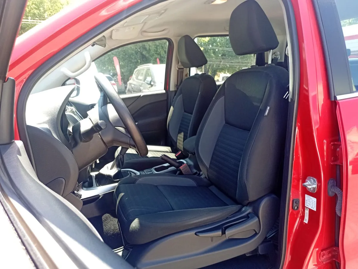 Nissan Navara 2.3d Xe Diesel 4x2 Dob.cab. Mt 4p año 2024