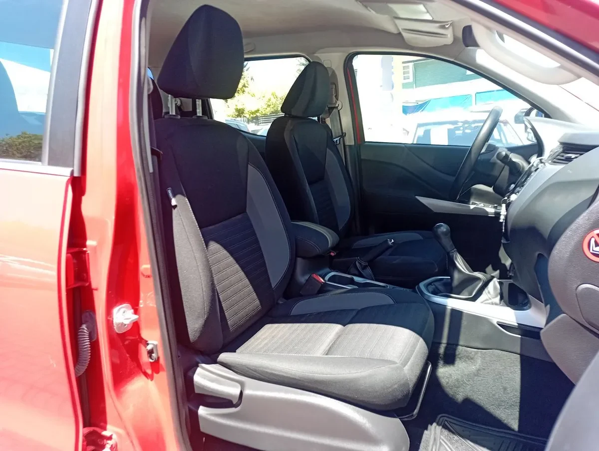 Nissan Navara 2.3d Xe Diesel 4x2 Dob.cab. Mt 4p año 2024