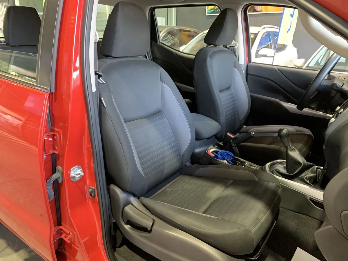 Nissan Navara 2.3d Xe Diesel 4x2 Dob.cab. Mt 4p año 2024