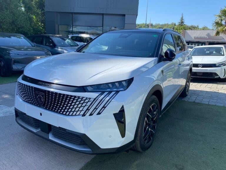 Peugeot 5008 1.2 Gt Hybrid 136hp At Hibrido año 2026