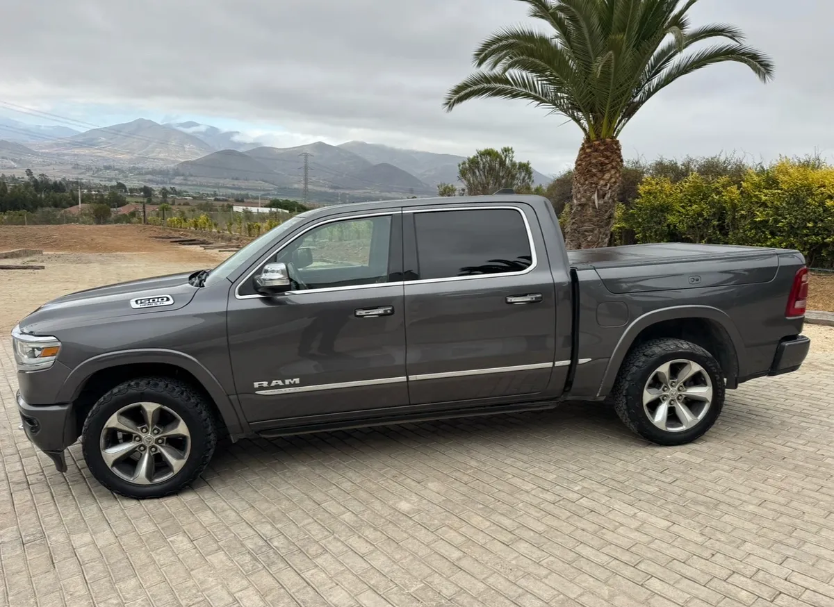 RAM 1500 5.7 Crew Cab Limited At 4x4 año 2022