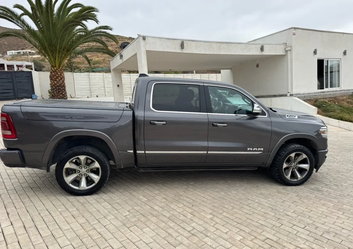 RAM 1500 5.7 Crew Cab Limited At 4x4 año 2022