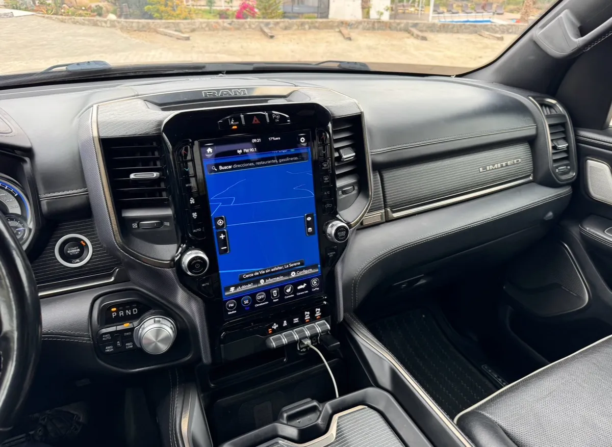 RAM 1500 5.7 Crew Cab Limited At 4x4 año 2022