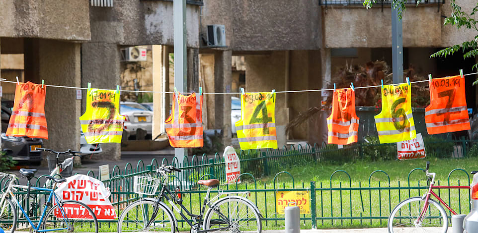 מיצג לזכר עובדי בניין שנהרגו / צילום: שלומי יוסף