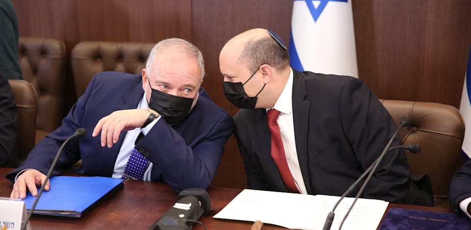 ראש הממשלה נפתלי בנט ושר האוצר אביגדור ליברמן / צילום: אמיל סלמן-הארץ