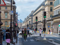 רחוב ריבולי, פריז. ''התמיכה הציבורית בהפחתת החניות גדולה כי האוכלוסיה מעדיפה עיר הליכתית ותוססת'' / צילום: Shutterstock