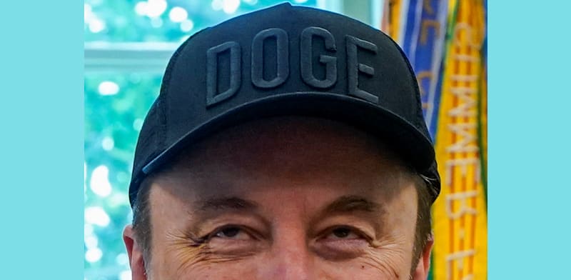 בכובע DOGE: מאסק בבית הלבן / צילום: Reuters, Nathan Howard