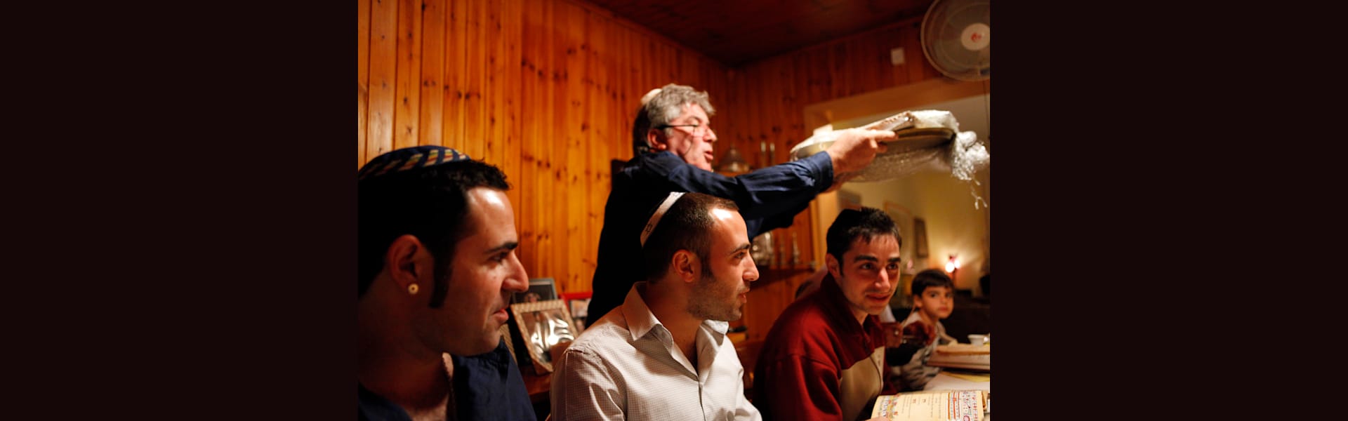 מנהג ''בבהילו'' בסעודת פסח, 2008 / צילום: גל חמו