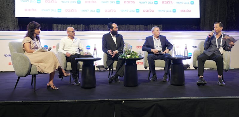 "שי אהרונוביץ', יהודה מורגנשטרן, רפי אלמליח וכרמית יוליס בפאנל משותף בהנחיית דרור מרמור / צילום: כדיה לוי"