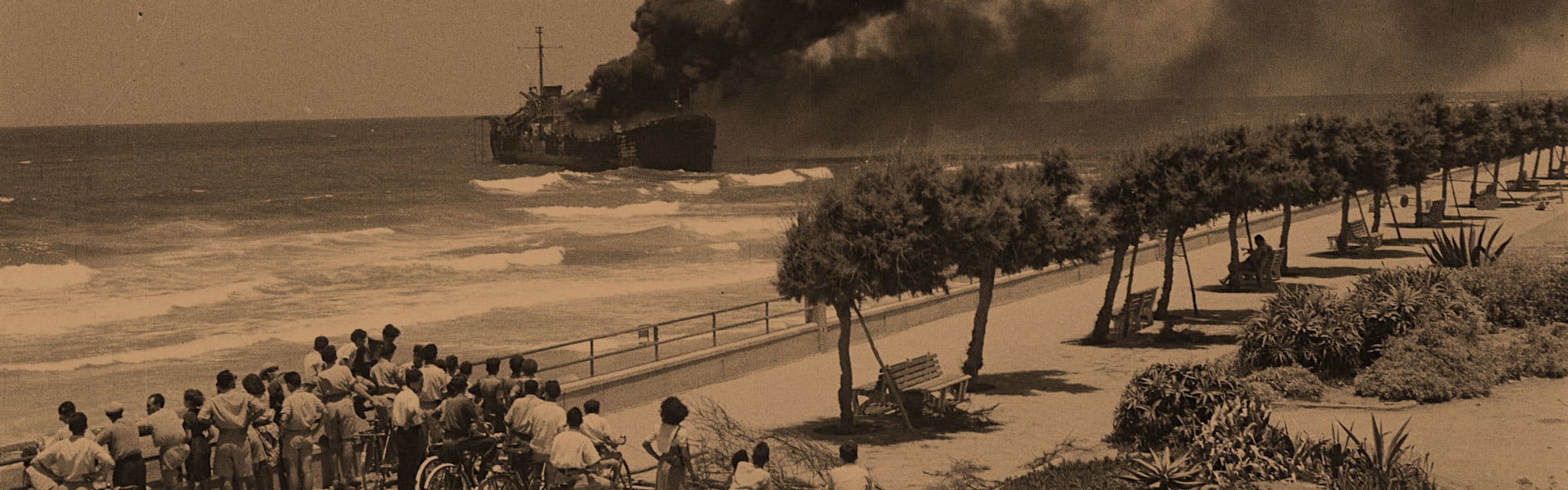 אלטלנה עולה באש, 1948 / צילום: הנס חיים פין, לע''מ