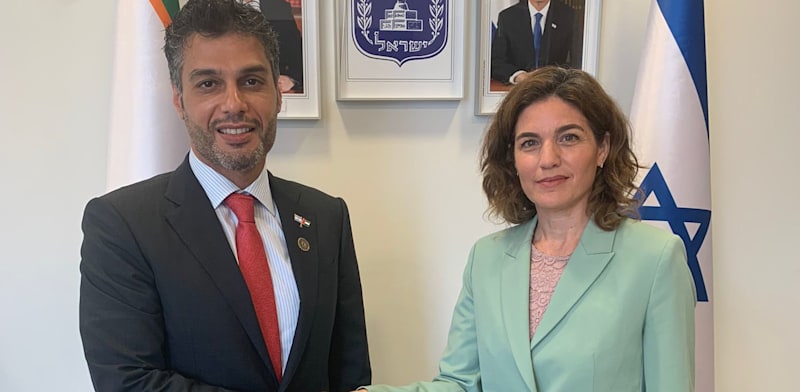 השרה להגנת הסביבה תמר זנדברג ושגריר איחוד האמירויות בישראל, מוחמד אל-חאג'ה / צילום: המשרד להגנת הסביבה