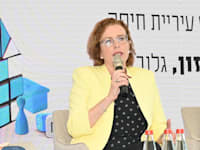 ליאת שוחט, ראש עיריית אור יהודה ועינת קליש רותם, ראש עיריית חיפה, בשיחה עם הלית ינאי, גלובס / צילום: תמר מצפי