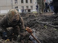 מומחה צבאי בוחן זירה שרוסיה הפציצה בקייב / צילום: ap, Andrii Marienko