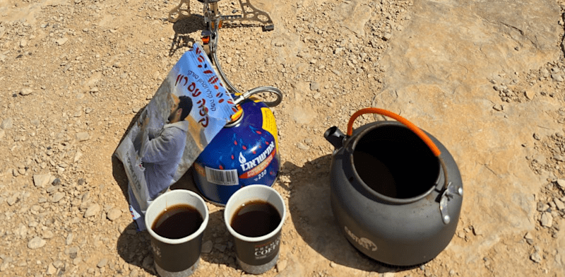 שקיות ''קפה עם רון'' שהוציאה המשפחה לזכרו / צילום: באדיבות המשפחה