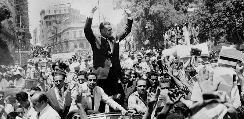 נאצר מהפנט את ההמונים בשיא תהילתו. קהיר, 1956 / צילום: Associated Press