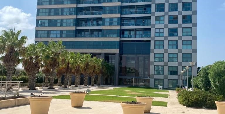 "הבניין ברחוב השונית 10 במרינה של הרצליה / צילום: באדיבות אנגלו סכסון"