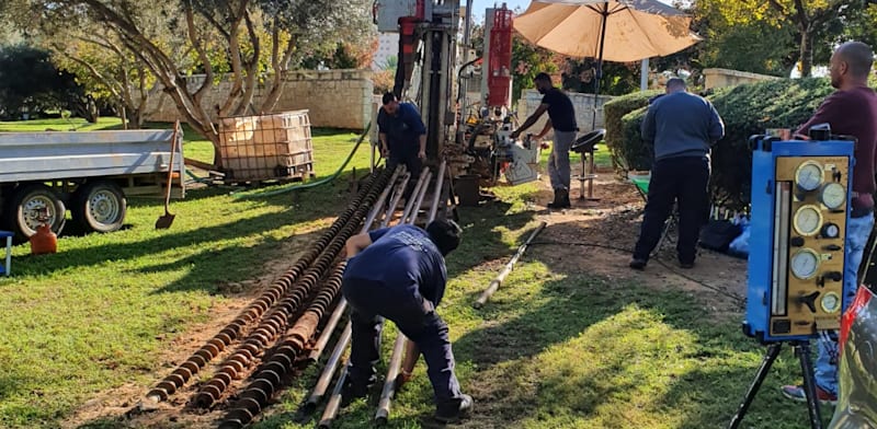 קידוח ניסוי של המטרו בחולון. התקציב לפרויקט אמנם נקבע בחוק אך עדיין לא תוקצב / צילום: אלידור חדד