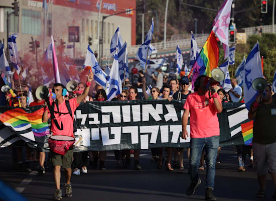 הפגנה נגד המהפכה המשפטית ברחובות / צילום: רובי יהב הפגנה נגד המהפכה המשפטית ברחובות / צילום: רובי יהב