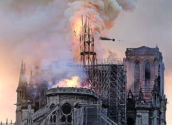 השריפה בקתדרלת נוטרדאם באפריל 2019 / צילום: Associated Press, Diana Ayanna השריפה בקתדרלת נוטרדאם באפריל 2019 / צילום: Associated Press, Diana Ayanna